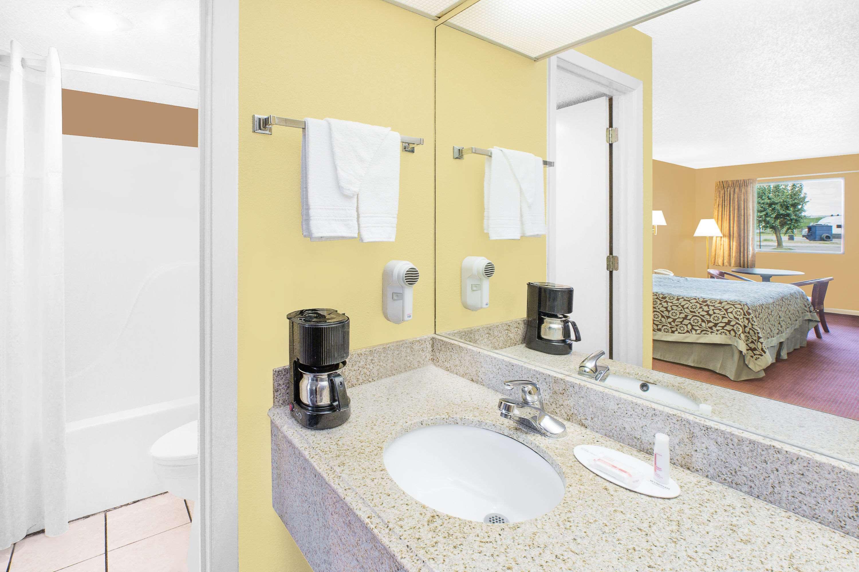 נורת' ליטל רוק Days Inn By Wyndham N Little Rock East מראה חיצוני תמונה